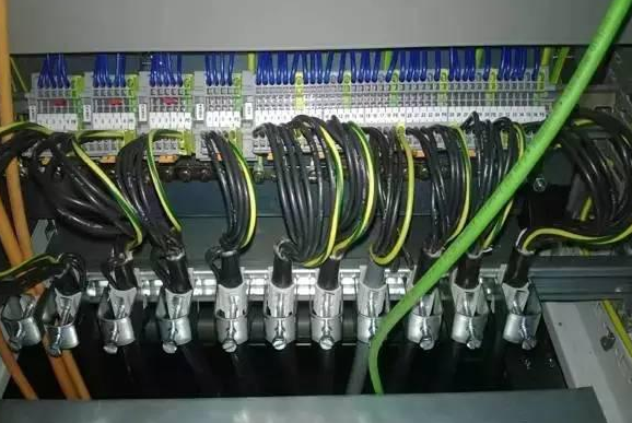 出現(xiàn)端子及電纜抱箍