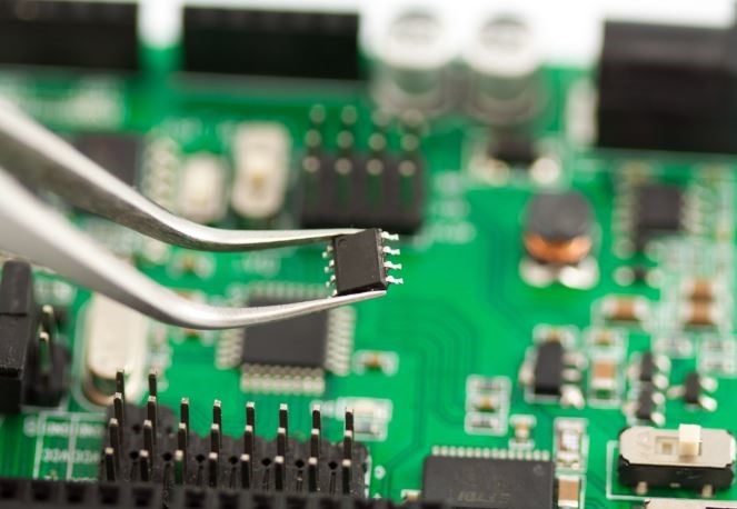 倍加福超skr的聚焦式長光斑光電，傾力服務(wù)于PCB自動(dòng)化處理線！